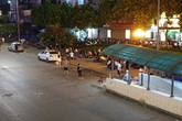 Nhốn nháo cảnh tranh giành khách giữa đường phố Hà Nội Nhốn nháo cảnh tranh giành khách giữa đường phố Hà Nội