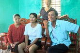 Người phụ nữ nghẹn ngào khi gặp lại người thân sau 24 năm bị lưu lạc Người phụ nữ nghẹn ngào khi gặp lại người thân sau 24 năm bị lưu lạc