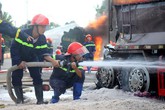 Hai ôtô cùng bốc cháy sau cú tông, hai người chết Hai ôtô cùng bốc cháy sau cú tông, hai người chết
