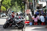 Để vỉa hè không bị “nuốt” Để vỉa hè không bị “nuốt”