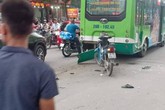 Hà Nội: Ô tô con mất lái đâm hàng loạt phương tiện, nhiều mảnh vỡ vương vãi khắp đường Hà Nội: Ô tô con mất lái đâm hàng loạt phương tiện, nhiều mảnh vỡ vương vãi khắp đường