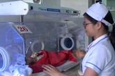 Bé sơ sinh bị bỏ rơi tại hoa viên: Cô gái 20 tuổi cùng người yêu đến xin nhận lại con Bé sơ sinh bị bỏ rơi tại hoa viên: Cô gái 20 tuổi cùng người yêu đến xin nhận lại con