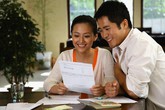 Hùng hổ đi đánh ghen với mẹ, thế nhưng đến nơi thì cả tôi và mẹ lại không biết phải đứng về phía ai Hùng hổ đi đánh ghen với mẹ, thế nhưng đến nơi thì cả tôi và mẹ lại không biết phải đứng về phía ai