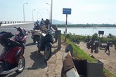 Vợ đạp xe lên cầu tự tử sau khi nói với chồng đi mua thức ăn Vợ đạp xe lên cầu tự tử sau khi nói với chồng đi mua thức ăn