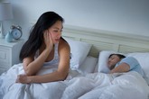 Hết hồn với cách mà chồng già khuyên vợ trẻ giải tỏa bức xúc chuyện chăn gối Hết hồn với cách mà chồng già khuyên vợ trẻ giải tỏa bức xúc chuyện chăn gối