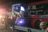 Xe khách vượt ẩu tông trực diện xe tải, tài xế tử vong, hàng chục người bị thương Xe khách vượt ẩu tông trực diện xe tải, tài xế tử vong, hàng chục người bị thương