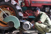 Bị điện giật khi đang cắt sắt, 2 người thương vong Bị điện giật khi đang cắt sắt, 2 người thương vong