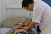 Bác sĩ vượt 50km lên rừng cứu cựu chiến binh đột quỵ não khi thăm chiến trường xưa Bác sĩ vượt 50km lên rừng cứu cựu chiến binh đột quỵ não khi thăm chiến trường xưa