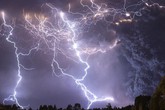 Ngồi nghịch điện thoại trong nhà, một nam thanh niên bị sét đánh chết Ngồi nghịch điện thoại trong nhà, một nam thanh niên bị sét đánh chết