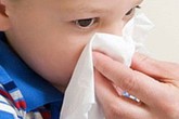 Giải pháp đơn giản giúp chống chảy máu cam ngày hè cho trẻ Giải pháp đơn giản giúp chống chảy máu cam ngày hè cho trẻ