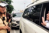 Lộ danh tính người đàn ông cầm bọc tiền 5 tỷ cố thủ trên xe sang bị cẩu đi Lộ danh tính người đàn ông cầm bọc tiền 5 tỷ cố thủ trên xe sang bị cẩu đi