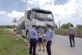 Hà Nội ra quân xử lý xe quá tải trên tuyến đê Hữu Hồng Hà Nội ra quân xử lý xe quá tải trên tuyến đê Hữu Hồng