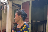 Đám tang đẫm nước mắt của mẹ ca sĩ Châu Việt Cường: "Nó đi nhặt ve chai dành dụm tiền thăm thằng Cường" Đám tang đẫm nước mắt của mẹ ca sĩ Châu Việt Cường: "Nó đi nhặt ve chai dành dụm tiền thăm thằng Cường"