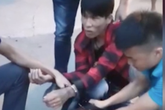 Bắt nam thanh niên “xách thuê” 2 bánh heroin lấy 15 triệu đồng Bắt nam thanh niên “xách thuê” 2 bánh heroin lấy 15 triệu đồng