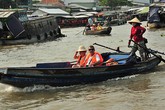 Những người phụ nữ mưu sinh trên chợ nổi Những người phụ nữ mưu sinh trên chợ nổi