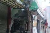 Xe container lao xuyên thủng nhà dân ở Sài Gòn, nhiều người mắc kẹt Xe container lao xuyên thủng nhà dân ở Sài Gòn, nhiều người mắc kẹt