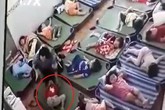 Nhìn áo con dính máu, người mẹ xem camera nhà trẻ và phát hiện sự thật phẫn nộ Nhìn áo con dính máu, người mẹ xem camera nhà trẻ và phát hiện sự thật phẫn nộ