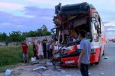 Nghệ An: Xe du lịch tông đuôi container, 3 người thương vong Nghệ An: Xe du lịch tông đuôi container, 3 người thương vong