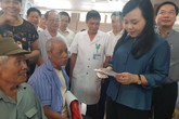 Bộ trưởng Y tế trực tiếp trải nghiệm cảm giác.... khám bệnh ở tuyến huyện Bộ trưởng Y tế trực tiếp trải nghiệm cảm giác.... khám bệnh ở tuyến huyện