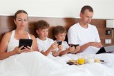 Sóng ngầm trong gia đình thời nay (3): 5 lời khuyên cho cha mẹ khi tổ ấm gặp nguy bởi 'smart phone' Sóng ngầm trong gia đình thời nay (3): 5 lời khuyên cho cha mẹ khi tổ ấm gặp nguy bởi 'smart phone'