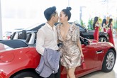 Khánh Thi khoe vòng 1 gợi cảm bên chồng trẻ Phan Hiển Khánh Thi khoe vòng 1 gợi cảm bên chồng trẻ Phan Hiển