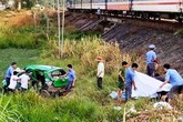 Tàu hỏa húc văng taxi ở Quảng Ngãi, 2 người chết Tàu hỏa húc văng taxi ở Quảng Ngãi, 2 người chết