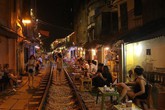 Hà Nội: Bất chấp nguy hiểm, khách du lịch vẫn thản nhiên chụp ảnh, ăn uống ngay sát đường ray tàu Hà Nội: Bất chấp nguy hiểm, khách du lịch vẫn thản nhiên chụp ảnh, ăn uống ngay sát đường ray tàu