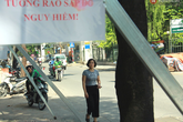 Hà Nội: Người dân vô tư ngồi bán hàng, trú nắng dưới bức tường rào sắp đổ sập của nhà khách La Thành Hà Nội: Người dân vô tư ngồi bán hàng, trú nắng dưới bức tường rào sắp đổ sập của nhà khách La Thành