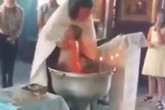 Linh mục bị đình chỉ vì màn rửa tội bạo lực với bé 1 tuổi Linh mục bị đình chỉ vì màn rửa tội bạo lực với bé 1 tuổi