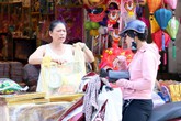 Hình ảnh phố Hàng Mã "đìu hiu" bất ngờ trước Rằm tháng Bảy Hình ảnh phố Hàng Mã "đìu hiu" bất ngờ trước Rằm tháng Bảy