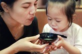 "Thổi phù cho nguội thức ăn" - hành động thường xuyên của người lớn dành cho con trẻ nhưng lại ẩn tàng nguy cơ bệnh tật! "Thổi phù cho nguội thức ăn" - hành động thường xuyên của người lớn dành cho con trẻ nhưng lại ẩn tàng nguy cơ bệnh tật!