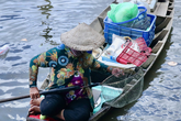 Phóng sinh Rằm tháng 7: Chim vừa sổ lồng, cá được thả xuống sông chưa kịp bơi đã bị đặt bẫy, chích điện vớt lên bán lại cho khách Phóng sinh Rằm tháng 7: Chim vừa sổ lồng, cá được thả xuống sông chưa kịp bơi đã bị đặt bẫy, chích điện vớt lên bán lại cho khách