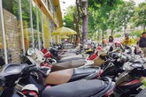 Nhà sách, hàng ăn“mua” được lòng, lề đường? Nhà sách, hàng ăn“mua” được lòng, lề đường?