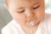 Trẻ nôn trớ nhiều, dấu hiệu cần cho đi khám sớm Trẻ nôn trớ nhiều, dấu hiệu cần cho đi khám sớm
