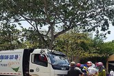 Xe chở rác lao vào cổng chợ tông chết một phụ nữ Xe chở rác lao vào cổng chợ tông chết một phụ nữ