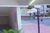 Bé trai chơi dưới lòng đường bị cuốn vào gầm xe bán tải, người dân phải nâng đầu xe để giải cứu cháu bé Bé trai chơi dưới lòng đường bị cuốn vào gầm xe bán tải, người dân phải nâng đầu xe để giải cứu cháu bé