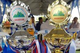 Lạ lùng uống rượu nhận cup Lạ lùng uống rượu nhận cup