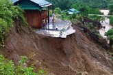 Bão lũ cận kề, nhiều hộ dân khu vực có nguy cơ sạt lở loay hoay tìm nơi ở mới Bão lũ cận kề, nhiều hộ dân khu vực có nguy cơ sạt lở loay hoay tìm nơi ở mới