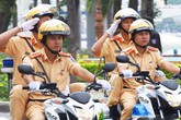 Chọn CSGT giỏi ngoại ngữ để xử phạt người nước ngoài vi phạm giao thông Chọn CSGT giỏi ngoại ngữ để xử phạt người nước ngoài vi phạm giao thông