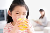 Cam rất bổ cho trẻ nhưng ăn kiểu này cực độc, mẹ nhớ bỏ ngay trước khi quá muộn Cam rất bổ cho trẻ nhưng ăn kiểu này cực độc, mẹ nhớ bỏ ngay trước khi quá muộn