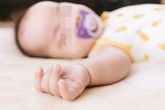 Bé 1 tuổi bị tan máu cấp tính, tổn hại thần kinh vì gói băng phiến trong tủ quần áo Bé 1 tuổi bị tan máu cấp tính, tổn hại thần kinh vì gói băng phiến trong tủ quần áo