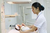 Cứu sống bé trai vừa chào đời tim ngừng đập Cứu sống bé trai vừa chào đời tim ngừng đập