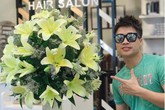 Ông chủ 9X chi 10 triệu/tháng mua hoa về bày, chị em kêu trời "đẹp hơn con gái cắm" Ông chủ 9X chi 10 triệu/tháng mua hoa về bày, chị em kêu trời "đẹp hơn con gái cắm"