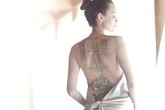 Angelina Jolie bán nude, lộ hình xăm kín lưng Angelina Jolie bán nude, lộ hình xăm kín lưng