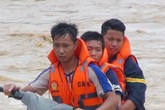 Hình ảnh lay động lòng người của những chiến sỹ công an dầm mình trong nước lũ cứu người Hình ảnh lay động lòng người của những chiến sỹ công an dầm mình trong nước lũ cứu người