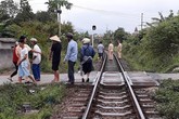 Ngồi xem điện thoại trên đường sắt, học sinh lớp 10 bị tàu cán tử vong Ngồi xem điện thoại trên đường sắt, học sinh lớp 10 bị tàu cán tử vong