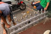 Mâu thuẫn cá nhân, một chủ nhà làm rào chắn trên vỉa hè bằng chông nhọn hoắt khiến dân mạng bức xúc Mâu thuẫn cá nhân, một chủ nhà làm rào chắn trên vỉa hè bằng chông nhọn hoắt khiến dân mạng bức xúc