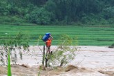Tặng bằng khen cho người hùng cứu người trong cơn lũ Tặng bằng khen cho người hùng cứu người trong cơn lũ