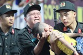 Bé trai bị co giật khi ngồi trên khán đài xem đá bóng, may mắn được đưa đi cấp cứu kịp thời Bé trai bị co giật khi ngồi trên khán đài xem đá bóng, may mắn được đưa đi cấp cứu kịp thời