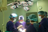 CỰC KỲ HIẾM GẶP: Thay khớp háng 2 bên cùng một lúc cho bệnh nhân bị gãy cổ xương đùi CỰC KỲ HIẾM GẶP: Thay khớp háng 2 bên cùng một lúc cho bệnh nhân bị gãy cổ xương đùi